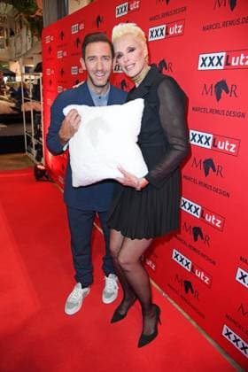 Marcel Remus, Brigitte Nielsen bei der Präsentation der Marcel Remus Bettenwarenkollektion Bedtime Stories im Premium-Möbel- und Einrichtungshaus XXXLutz in Nürnberg am 05.11.2025