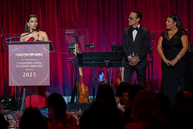 American actress Eva Longoria (L) talks with American musician Marc Anthony after receiving an award during the 12th Annual Changing Lives, Building Dreams Gala in New York, United States, 05 November 2025. 12th Annual Changing Lives, Building Dreams Gala in New York !ACHTUNG: NUR REDAKTIONELLE NUTZUNG!  Copyright: xAngelxColmenaresx AME5887 20251106-55018450136_1