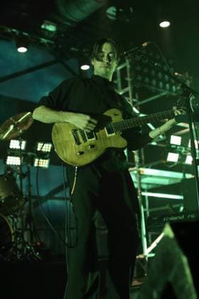 Alexander Giannascoli alias Alex G bei einem Konzert im Huxleys Neue Welt in Berlin, 5. November 2025. Alex G Konzert Berlin