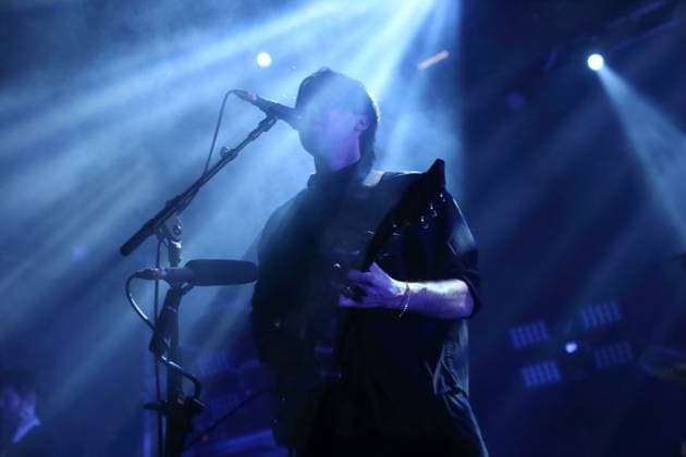 Alexander Giannascoli alias Alex G bei einem Konzert im Huxleys Neue Welt in Berlin, 5. November 2025. Alex G Konzert Berlin