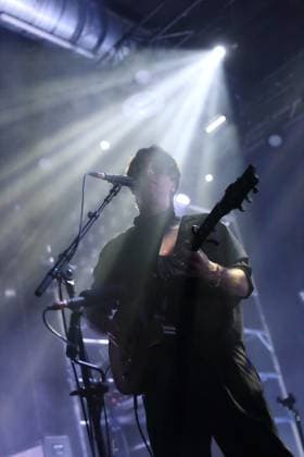 Alexander Giannascoli alias Alex G bei einem Konzert im Huxleys Neue Welt in Berlin, 5. November 2025. Alex G Konzert Berlin