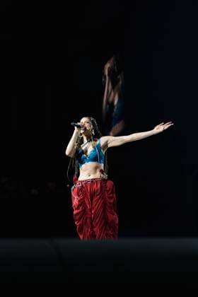 Nina Chuba Nina Chuba begeisterte am Mittwochabend tausende Fans in der Frankfurter Festhalle. Nach dem voran gegangene Auftritte krankheitsbedingt abgesagt werden mussten, war die Freude in Frankfurt um so größer. Die Festhalle war restlos ausverkauft. Frankfurt am Main Festhalle Frankfurt am Main Hessen Deutschland