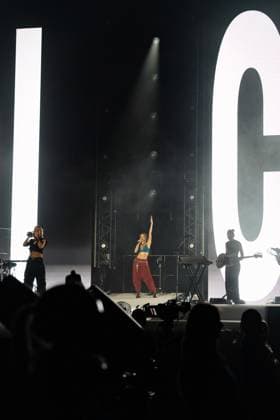 Nina Chuba Nina Chuba begeisterte am Mittwochabend tausende Fans in der Frankfurter Festhalle. Nach dem voran gegangene Auftritte krankheitsbedingt abgesagt werden mussten, war die Freude in Frankfurt um so größer. Die Festhalle war restlos ausverkauft. Frankfurt am Main Festhalle Frankfurt am Main Hessen Deutschland