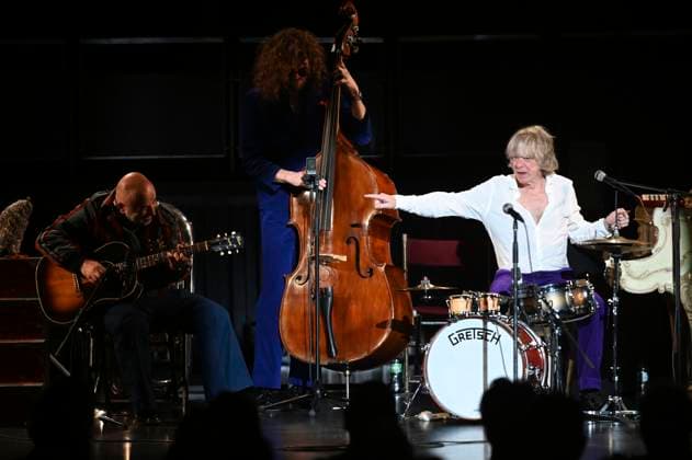 Sandro Giampietro, Leo Richartz und Helge Schneider live bei einem Konzert der Ein Mann und seine Musik -Tour im Kuppelsaal. Hannover, 05.11.2025