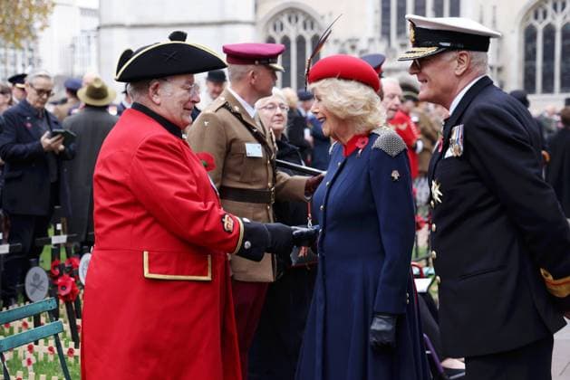 Queen Camilla Attends The 97th Field Of Remembrance Queen Camilla speaks with a Chelsea Pensioner during a visit to the 97th Field Of Remembrance at Westminster Abbey on November 06, 2025 in London, England. The Field of Remembrance has been held every November since 1928 when The Poppy Factory, of which Queen Camilla is Patron, brought a group of disabled veterans, a tray of poppies and a collecting tin to the grounds of St Margaret s Church at Westminster Abbey., Credit:Avalon.red Avalon United Kingdom, England, London, Westminster Abbey  Copyright: xAvalon.redx xAvalonx 1050723093