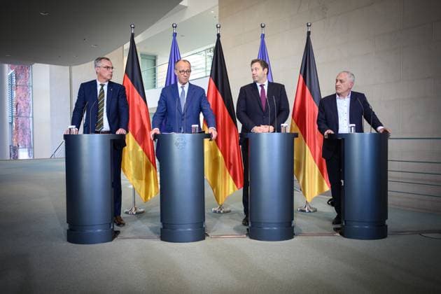 Berlin, Stahlgipfel im Bundeskanzleramt, Pressekonferenz Pressestatements von Bundeskanzler Friedrich Merz (CDU), Finanzminister Lars Klingbeil (SPD), des Präsidenten der Wirtschaftsvereinigung Stahl, Gunnar Groebler, und des 2. Vorsitzenden der IG Metall, Jürgen Kerner am 06.11.2025 im Bundeskanzleramt in Berlin. Berlin Bundeskanzleramt Berlin Deutschland