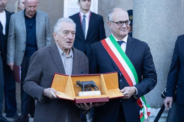 Rome, Italy: Actor Robert De Niro receives the Capitoline Wolf from Rome Mayor Roberto Gualtieri. Rome Italy  - ZUMAp169 20251106_zea_p169_335 Copyright: xMatteoxNardonex