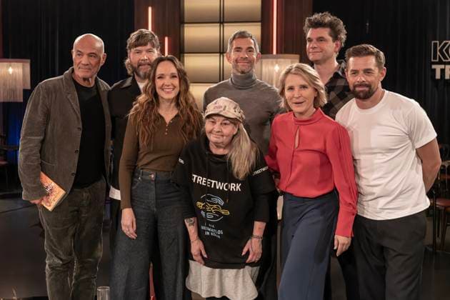 Kölner Treff am 06. November 2025. Von links nach rechts: Der Schauspieler Heiner Lauterbach, der irische Rpckstar Rea Garvey, die Kabarettistin Carolin Kebekus, die Autorin und Aktivistin Linda Rennings, das Gastgeberduo Susan Link und Micky Beisenherz, der politische Komiker Lutz van der Horst sowie der Entertainer Klaas Heufer-Umlauf. Link und Beisenherz befragen ihre Gäste auf ihre eigene Art auf beiden Seiten. Köln Nordrhein-Westfalen Deutschland
