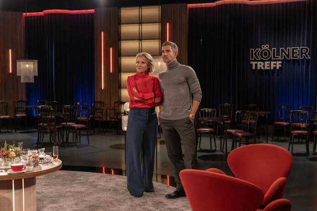Kölner Treff am 06. November 2025. Im Bild das Gastgeberduo der Talkshow Susan Link und Micky Beisenherz nach Ende der Aufzeichnung. Beide befragen ihre Gäste auf ihre eigene Art auf beiden Seiten. Köln Nordrhein-Westfalen Deutschland