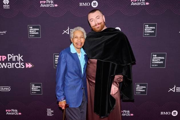 November 6, 2025, Toronto, On, Canada: Beverly Glenn-Copeland (left) and Sam Smith walk the red carpet at the 2025 PTP Pink Awards in Toronto, on Thursday, Nov. 6, 2025. Toronto Canada  - ZUMAc35_ 20251106_zaf_c35_179 Copyright: xSammyxKoganx