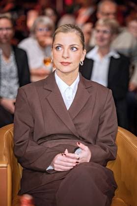 MDR - Riverboat. Comedian Laura Larsson anläßlich der Aufzeichnung der MDR - Talkshow Riverboat am 06.11.2025 in der Mediacity Leipzig. 20251106SFL0048