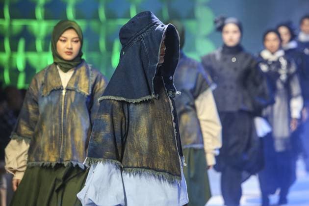 Jakarta Muslim Fashion Week in Indonesia JAKARTA, INDONESIA - NOVEMBER 7 : Models present creations by Islamic Fashion Institute during the Jakarta Muslim Fashion Week (JMFW) in Jakarta, Indonesia on November 7, 2025. Featuring hundreds of works by Indonesian designers under the theme Essential Lab: Crafting the Future of Modest Fashion for Every Lifestyle, the event aims to promote Indonesian modest fashion to the global market Agoes Rudianto Anadolu Jakarta Indonesia. Editorial use only. Please get in touch for any other usage.  Copyright: x2025xAnadoluxAgoesxRudiantox