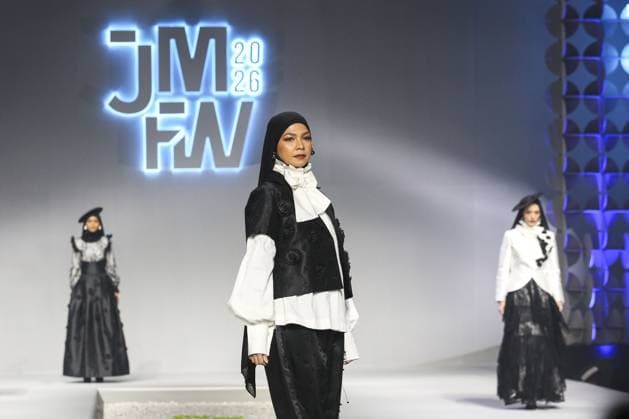 Jakarta Muslim Fashion Week in Indonesia JAKARTA, INDONESIA - NOVEMBER 7 : Models present creations by Islamic Fashion Institute during the Jakarta Muslim Fashion Week (JMFW) in Jakarta, Indonesia on November 7, 2025. Featuring hundreds of works by Indonesian designers under the theme Essential Lab: Crafting the Future of Modest Fashion for Every Lifestyle, the event aims to promote Indonesian modest fashion to the global market Agoes Rudianto Anadolu Jakarta Indonesia. Editorial use only. Please get in touch for any other usage.  Copyright: x2025xAnadoluxAgoesxRudiantox