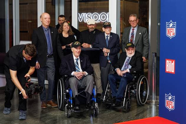 Empfang - BILD NFL TOUCHDOWN BERLIN - Hilbert Hibby Margol, Fred J. Nungesser Jr. und Gideon Kantor beim BILD TOUCHDOWN BERLIN National Football League - Empfang, anlässlich des ersten regulären Saisonspiels der NFL Teams Indianapolis Colts vs. Atlanta Falcons am 07.11.2025 im Axel-Springer-Hochhaus in Berlin. Copyright: xEventpressxKochanx