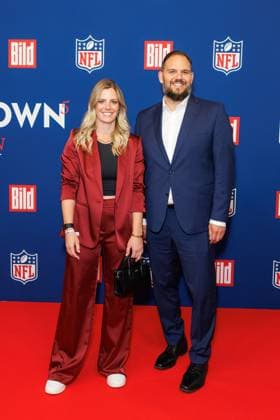 Empfang - BILD NFL TOUCHDOWN BERLIN - Mona Stevens und Pierre Trochet beim BILD TOUCHDOWN BERLIN National Football League - Empfang, anlässlich des ersten regulären Saisonspiels der NFL Teams Indianapolis Colts vs. Atlanta Falcons am 07.11.2025 im Axel-Springer-Hochhaus in Berlin. Copyright: xEventpressxKochanx