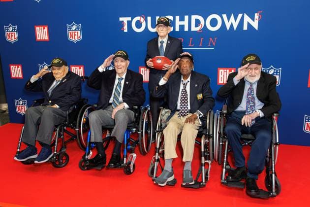 Entertainment Bilder des Tages Empfang - BILD NFL TOUCHDOWN BERLIN - Frank Arthur Athanason, Hilbert Hibby Margol, Fred J. Nungesser Jr., Enoch Woody Woodhouse und Gideon Kantor beim BILD TOUCHDOWN BERLIN National Football League - Empfang, anlässlich des ersten regulären Saisonspiels der NFL Teams Indianapolis Colts vs. Atlanta Falcons am 07.11.2025 im Axel-Springer-Hochhaus in Berlin. Copyright: xEventpressxKochanx