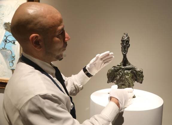 November 7, 2025, New York, New York, USA: A handler seen with Buste de Diego by artist Alberto Giacometti, estimate $3.5 million - $ 4.5 million, during November Marquee Week 2025 during SothebyÃ¢â‚¬â ¢s Opening of the New Global Headquarters at the Breuer. New York USA - ZUMAk03_ 20251107_zaf_k03_074 Copyright: xNancyxKaszermanx
