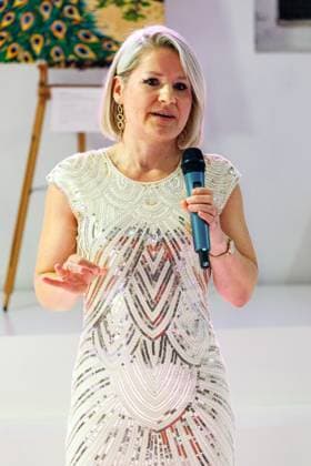 07.11.2025. Düsseldorf. Vernissage GOLDRAUSCH der Statement-Künstlerin Svenja Bross im 0211 Studio. Ausstellungseröffnung mit einer Hommage an Mut, Stärke und innere Strahlkraft. Svenjas Werke laden dazu ein, die eigene Kraft neu zu entdecken und das Leben in goldenen Tönen zu feiern. Eine inspirierende Fusion aus Kunst & Empowerment. Hier: Abnehm-Coachin Agnes Lasota Düsseldorf 0211 Studio Nordrhein-Westfalen Deutschland