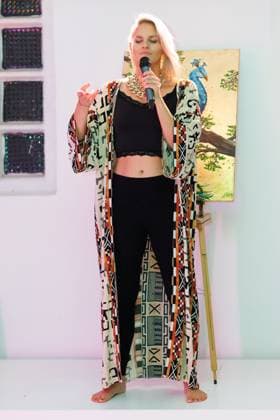 07.11.2025. Düsseldorf. Vernissage GOLDRAUSCH der Statement-Künstlerin Svenja Bross im 0211 Studio. Ausstellungseröffnung mit einer Hommage an Mut, Stärke und innere Strahlkraft. Svenjas Werke laden dazu ein, die eigene Kraft neu zu entdecken und das Leben in goldenen Tönen zu feiern. Eine inspirierende Fusion aus Kunst & Empowerment. Hier: Breathwork-Trainerin Nina Lipperson Düsseldorf 0211 Studio Nordrhein-Westfalen Deutschland