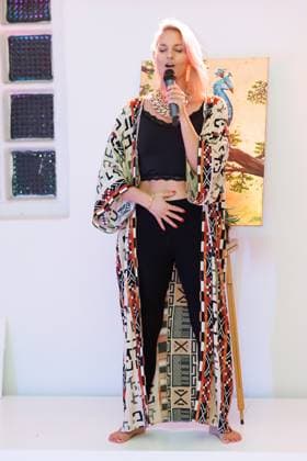 07.11.2025. Düsseldorf. Vernissage GOLDRAUSCH der Statement-Künstlerin Svenja Bross im 0211 Studio. Ausstellungseröffnung mit einer Hommage an Mut, Stärke und innere Strahlkraft. Svenjas Werke laden dazu ein, die eigene Kraft neu zu entdecken und das Leben in goldenen Tönen zu feiern. Eine inspirierende Fusion aus Kunst & Empowerment. Hier: Breathwork-Trainerin Nina Lipperson Düsseldorf 0211 Studio Nordrhein-Westfalen Deutschland