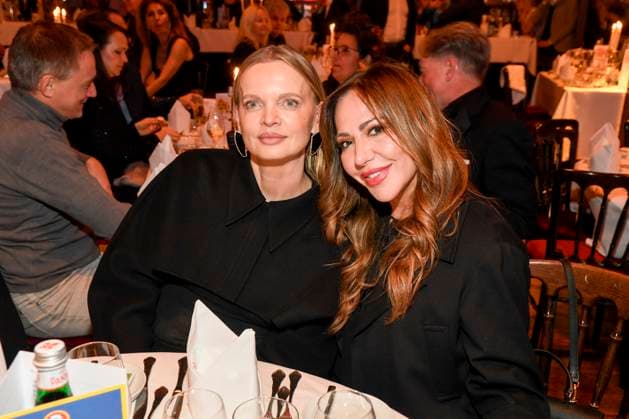 abb Palazzo- Simone Thomalla mit Begleitung Frau zu Gast bei der Gala Premiere von Kolja Kleeberg und Hans-Peter Wodarz 17. Dinner Show Unikate im PALAZZO-Spiegelpalast am 07.11.2025 in Berlin Berlin Deutschland