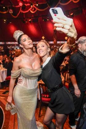 abb Palazzo- Micaela Schäfer und Melanie Wolf macht Handy Fotos zu Gast bei der Gala Premiere von Kolja Kleeberg und Hans-Peter Wodarz 17. Dinner Show Unikate im PALAZZO-Spiegelpalast am 07.11.2025 in Berlin Berlin Deutschland