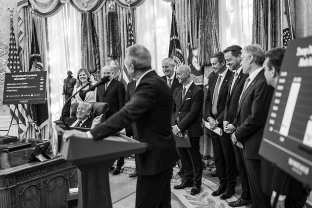 President Donald Trump makes an announcement on lowering drug prices HHS Secretary Robert F. Kennedy, Jr. delivers remarks after President Donald Trump™s announcement on lowering drug prices in the Oval Office, Thursday, November 6, 2025., Credit:Abe McNatt Avalon Copyright: xAbexMcNattx xAvalonx 1051128144