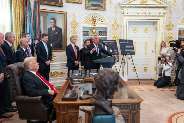 President Donald Trump makes an announcement on lowering drug prices HHS Secretary Robert F. Kennedy, Jr. delivers remarks after President Donald Trump™s announcement on lowering drug prices in the Oval Office, Thursday, November 6, 2025., Credit:Abe McNatt Avalon Copyright: xAbexMcNattx xAvalonx 1051130024