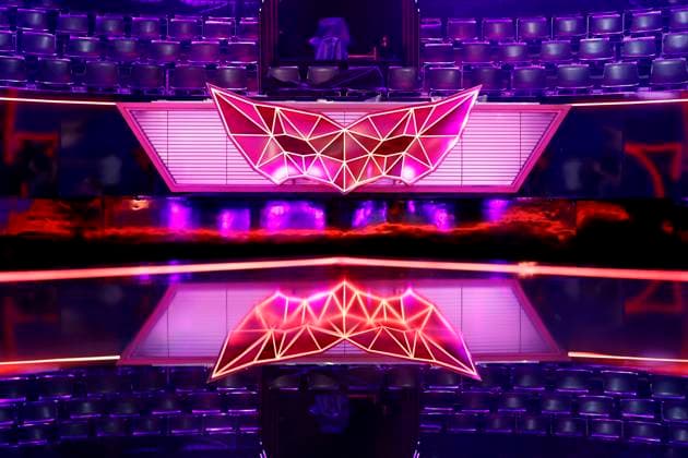 Das Pult mit den Sitzplätzen für das Rateteam und dem Logo der Show in der Prosieben-Show The Masked Singer in den MMC-Studios in Ossendorf. (Themenbild, Symbolbild) Köln, 08.11.2025 NRW Deutschland Copyright: xChristophxHardtx