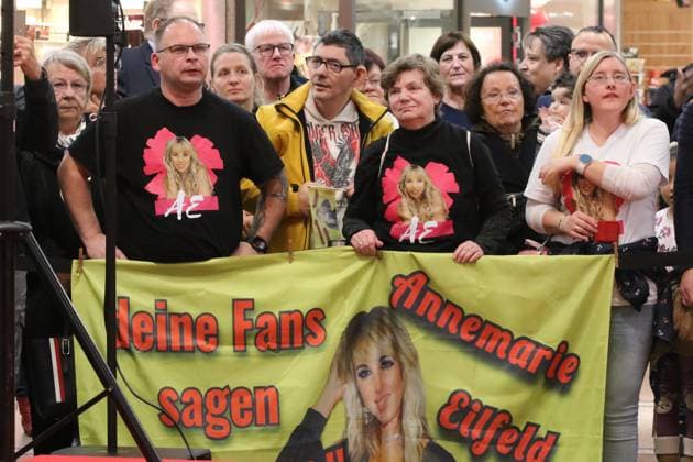 08.11.2025 Annemarie Eilfeld stellt ihr neues Album Neugeboren im Rathaus-Center Dessau vor Fans von Annemarie Eilfeld vor der Bühne. Dessau-Roßlau Sachsen-Anhalt Deutschland