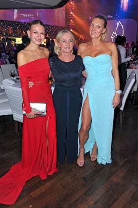 43. Deutscher Sportpresseball 2025. Magdalena Brzeska mit ihrer Tochter und Heidi Beckenbauer anläßlich des 43. Deutschen Sportpresseballs am 08.11.2025 in der Alten Oper Frankfurt Main. 20251108MWI094933