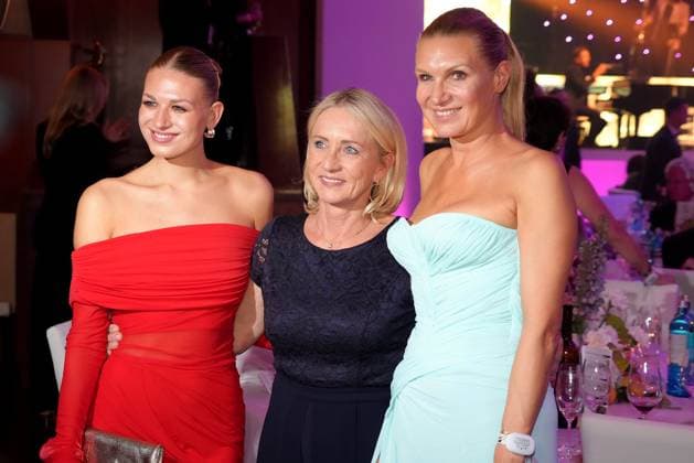Noemi Peschel, Heidi Beckenbauer und Magdalena Brzeska beim 43. Deutschen Sportpresseball am 8.11.2025 in der Alten Oper in Frankfurt am Main Deutscher Sportpresseball 2025 in Frankfurt am Main