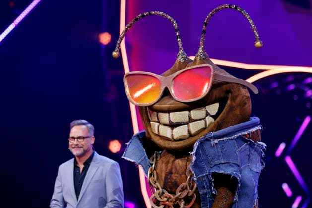 Moderator Matthias Opdenhövel neben der Figur Dude in der Prosieben-Show The Masked Singer in den MMC-Studios in Ossendorf. Köln, 08.11.2025 NRW Deutschland Copyright: xChristophxHardtx