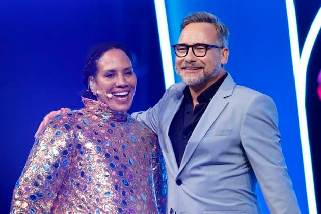 Designerin Barbara Becker als Figur Smiley und Moderator Matthias Opdenhövel in der Prosieben-Show The Masked Singer in den MMC-Studios in Ossendorf. Köln, 08.11.2025 NRW Deutschland Copyright: xChristophxHardtx