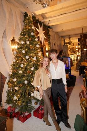 GLAMOUR & GENUSS EVENT by Wildhagen & Friends. Gastgeber Paul Wildhagen mit TV Journalistin Sarah Valentina Winkhaus im vorweihnachtlich geschmückten Saal Düsseldorf Wandelhalle NRW Deutschland