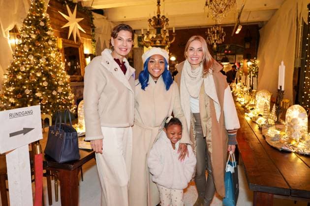 GLAMOUR & GENUSS EVENT by Wildhagen & Friends, (L-R) Kunstgaleristin Sarah Kronsbein, , Künstlerin Chrystal Paris mit Töchterchen Elle und TV-Journalistin Sarah Valentina Winkhaus Düsseldorf Wandelhalle NRW Deutschland