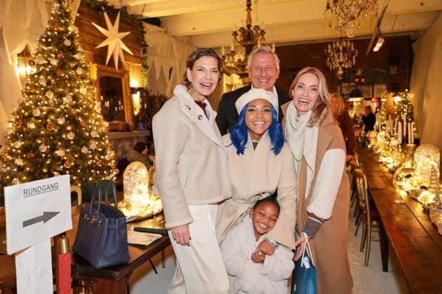 GLAMOUR & GENUSS EVENT by Wildhagen & Friends, (L-R) Kunstgaleristin Sarah Kronsbein mit Gastgeber Markus Wildhagen, Künstlerin Chrystal Paris mit Töchterchen Elle und TV-Journalistin Sarah Valentina Winkhaus Düsseldorf Wandelhalle NRW Deutschland