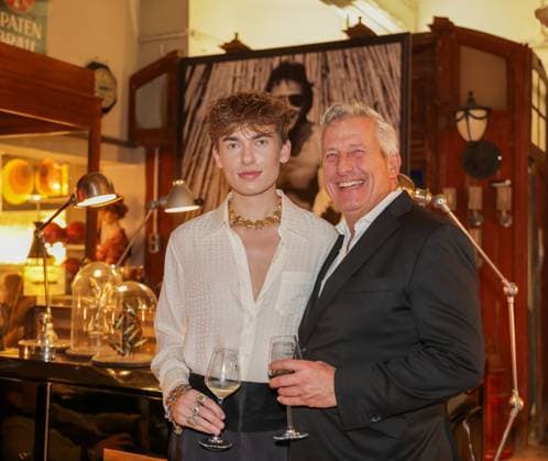 GLAMOUR & GENUSS EVENT by Wildhagen & Friends, Gastgeber Markus Wildhagen mit seinerm Sohn Paul Wildhagen , der die gesamte vorweihnachtliche Dekoration plante Düsseldorf Wandelhalle NRW Deutschland