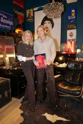 GLAMOUR & GENUSS EVENT by Wildhagen & Friends, Miriam Pracht mit ihrer Mutter Monika Pracht - im Hintergrund eine Fotografie aus der DIOR Werbung aus den 70er Jahren Düsseldorf Wandelhalle NRW Deutschland