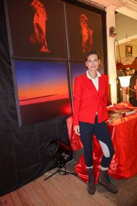 GLAMOUR & GENUSS EVENT by Wildhagen & Friends, Kunstgaleristin Sarah Kronsbein vor der Kunstfotografie von Ulrich Pracht Der Schmücker Düsseldorf Wandelhalle NRW Deutschland