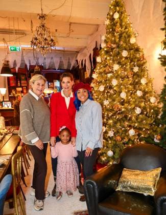 GLAMOUR & GENUSS EVENT by Wildhagen & Friends, (L-R) Journalistin Jany Schauerte , Kunstgaleristin Sarah Kronsbein, Künstlerin Christal Paris mit Töchterchen Elle Paris im vorweihnachtlich dekororieten Saal Düsseldorf Wandelhalle NRW Deutschland