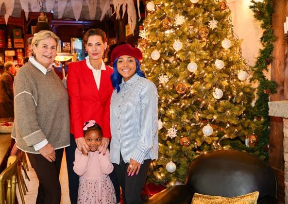 GLAMOUR & GENUSS EVENT by Wildhagen & Friends, (L-R) Journalistin Jany Schauerte , Kunstgaleristin Sarah Kronsbein, Künstlerin Christal Paris mit Töchterchen Elle Paris im vorweihnachtlich dekororieten Saal Düsseldorf Wandelhalle NRW Deutschland