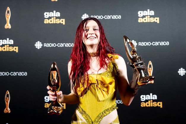 November 9, 2025, Montreal, Pq, Canada: Lou-Adriane Cassidy holds up two of her awards at the gala de l ADISQ awards ceremony, in Montreal on Sunday, Nov. 9, 2025. Montreal Canada  - ZUMAc35_ 20251109_zaf_c35_086 Copyright: xChristopherxKatsarovx