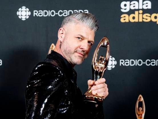 November 9, 2025, Montreal, Pq, Canada: Pierre Lapointe holds up his award for Best Male Artist at the Gala de l ADISQ awards ceremony, in Montreal on Sunday, Nov. 9, 2025. Montreal Canada  - ZUMAc35_ 20251109_zaf_c35_108 Copyright: xChristopherxKatsarovx