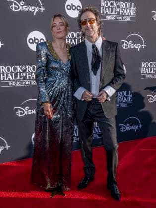 November 8, 2025, Los Angeles, California, USA: CAMILLE JOHNSON and CHRIS ROBINSON of The Black Crows attends 2025 Rock & Roll Hall of Fame Induction Ceremony. Los Angeles USA - ZUMAb173 20251108_aap_b173_451 Copyright: xBillyxBennightx
