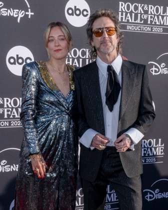 November 8, 2025, Los Angeles, California, USA: CAMILLE JOHNSON and CHRIS ROBINSON of The Black Crows attends 2025 Rock & Roll Hall of Fame Induction Ceremony. Los Angeles USA - ZUMAb173 20251108_aap_b173_446 Copyright: xBillyxBennightx