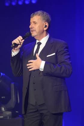 Mit seiner charmanten und gefuehlsvollen Stimme verzauberte der Argentinier die Fans auf der Ostalb. Semino Rossi - Ueber zwei Stunden unterhaltsame Musik Mit seiner charmanten und gefuehlsvollen Stimme verzauberte der Argentinier die Fans auf der Ostalb. Deutschland, Schwaebisch Gmuend, Concress Centrum Stadtgarten, 09.11.2025