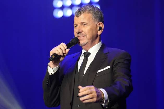 Mit seiner charmanten und gefuehlsvollen Stimme verzauberte der Argentinier die Fans auf der Ostalb. Semino Rossi - Ueber zwei Stunden unterhaltsame Musik Mit seiner charmanten und gefuehlsvollen Stimme verzauberte der Argentinier die Fans auf der Ostalb. Deutschland, Schwaebisch Gmuend, Concress Centrum Stadtgarten, 09.11.2025