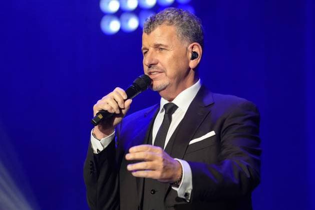 Mit seiner charmanten und gefuehlsvollen Stimme verzauberte der Argentinier die Fans auf der Ostalb. Semino Rossi - Ueber zwei Stunden unterhaltsame Musik Mit seiner charmanten und gefuehlsvollen Stimme verzauberte der Argentinier die Fans auf der Ostalb. Deutschland, Schwaebisch Gmuend, Concress Centrum Stadtgarten, 09.11.2025