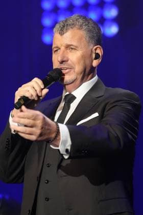 Mit seiner charmanten und gefuehlsvollen Stimme verzauberte der Argentinier die Fans auf der Ostalb. Semino Rossi - Ueber zwei Stunden unterhaltsame Musik Mit seiner charmanten und gefuehlsvollen Stimme verzauberte der Argentinier die Fans auf der Ostalb. Deutschland, Schwaebisch Gmuend, Concress Centrum Stadtgarten, 09.11.2025